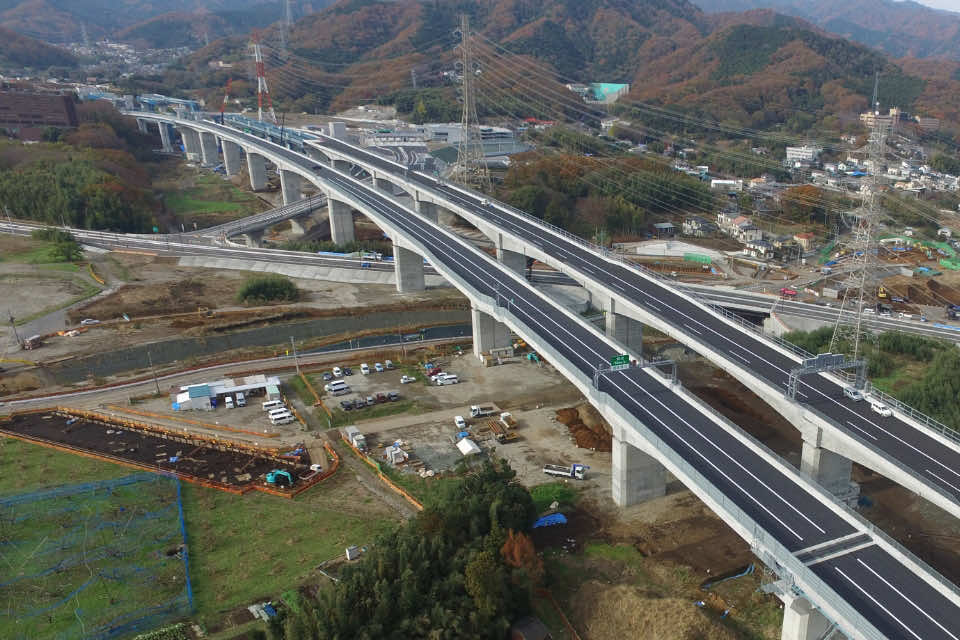 新東名高速道路　秋山高架橋
