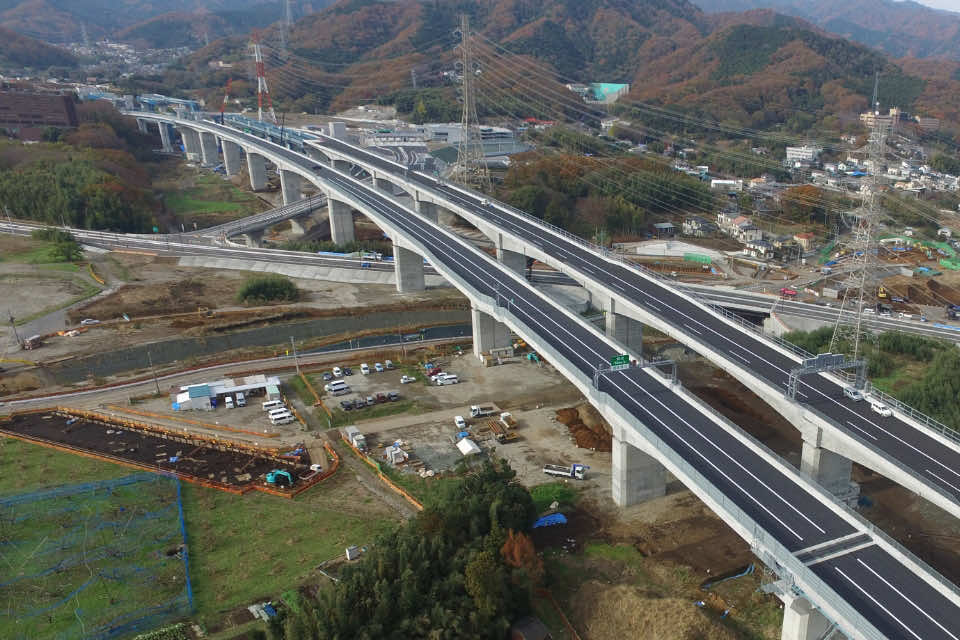 新東名高速道路 秋山高架橋